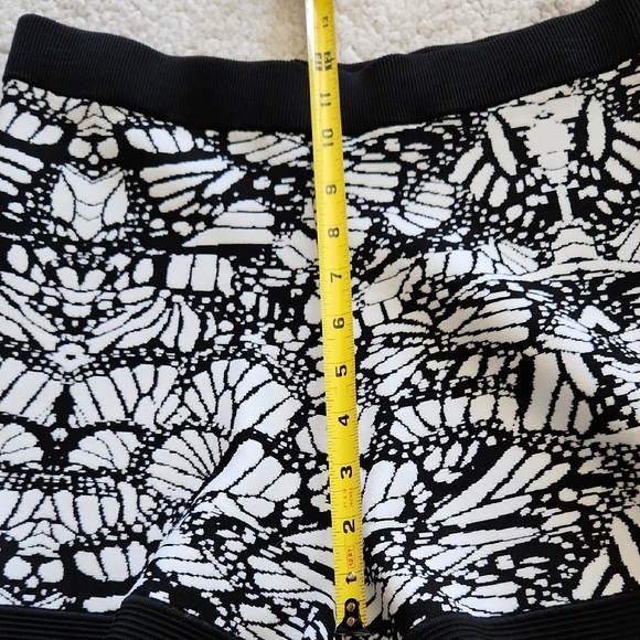 Bebe High Waist Black and White Butterfly Short Shorts with Graffiti Print Sz M - Picture 6 of 15